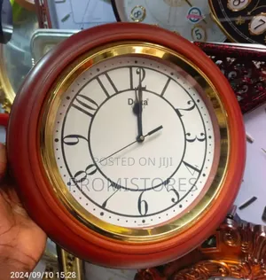 Plastic Quartz Round Shape Wall Clock