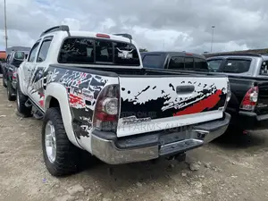 Toyota Tacoma V6 4dr Double Cab 4WD 6.1 ft. SB (4.0L 6cyl 5A) 2015