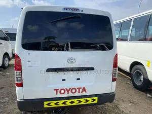 Toyota HiAce 2015 White