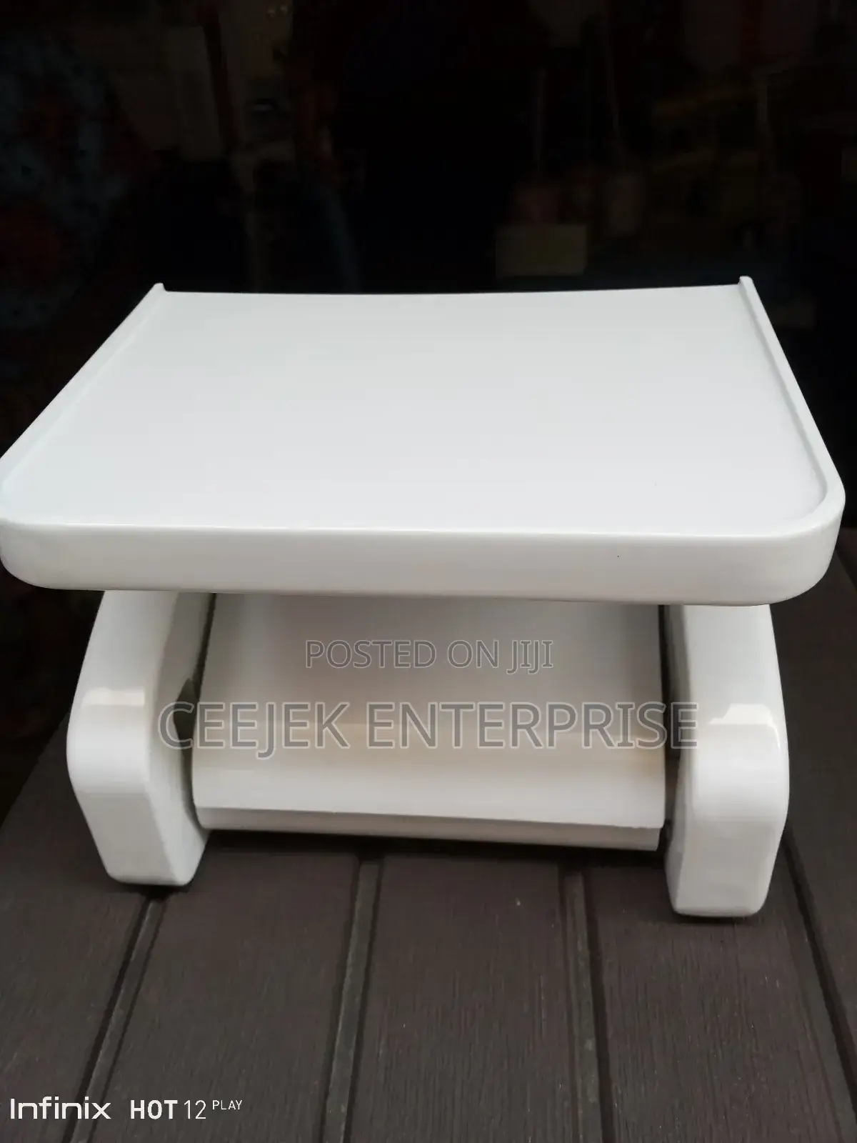 Plastic Tissue Holder