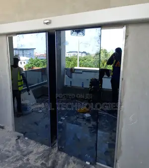 Intelligent Detection System for Automatic Glass Entryway
