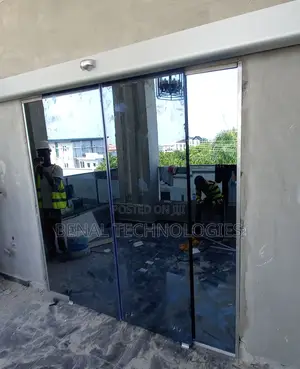 Automatic Glass Entrance Featuring Sensors