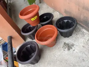 Deluxe Size Plastic Flower Pots Available in 3 Colors