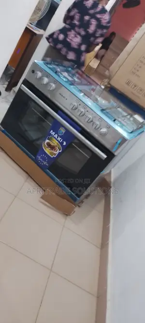 Maxi Standing Gas Cooker With Four Burners and Two Hot Plate