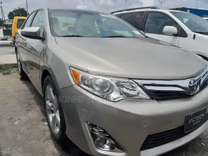 Toyota Camry LE 4dr Sedan (2.5L 4cyl 6A) 2013 Gold