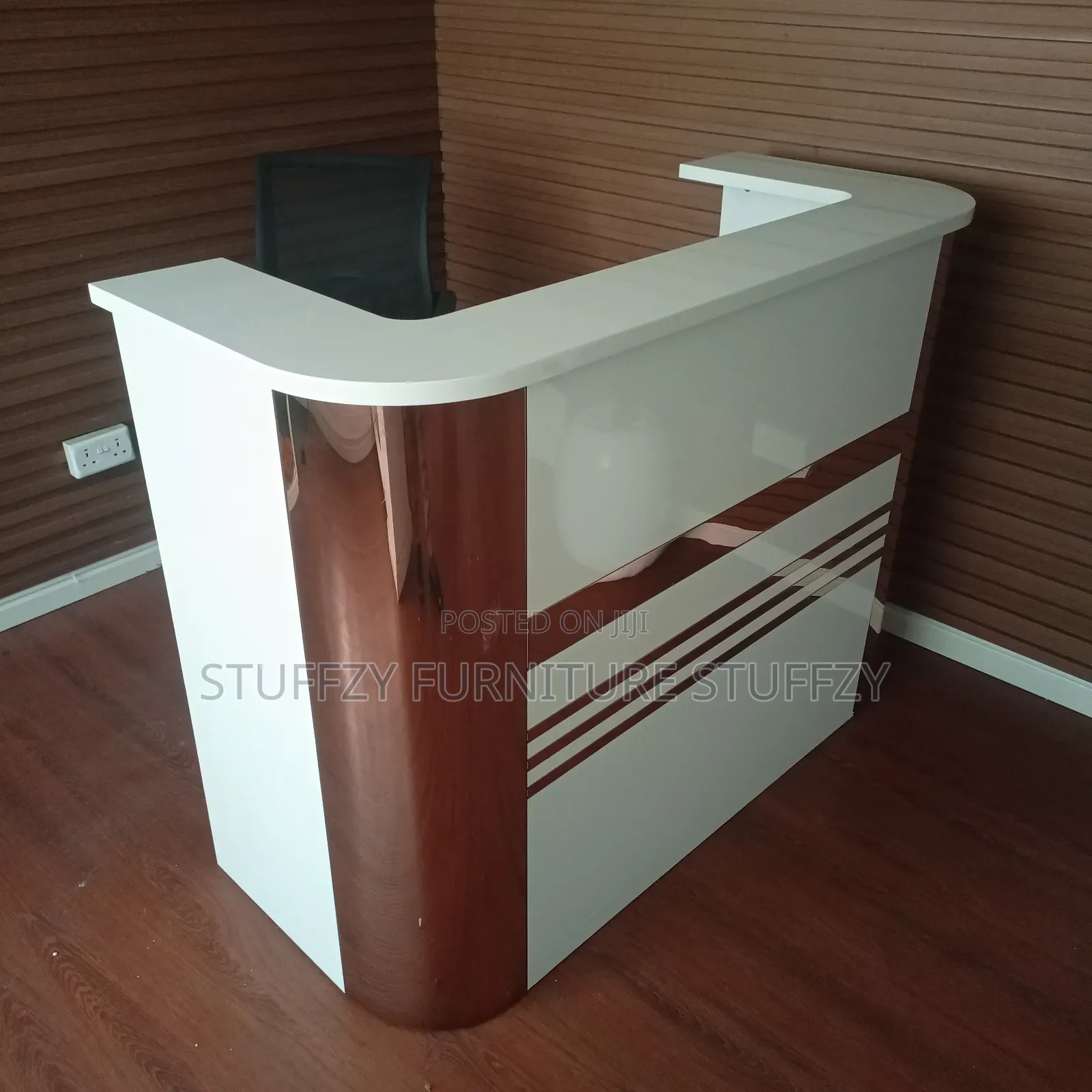 Stuffzy High Class Receptionist Table