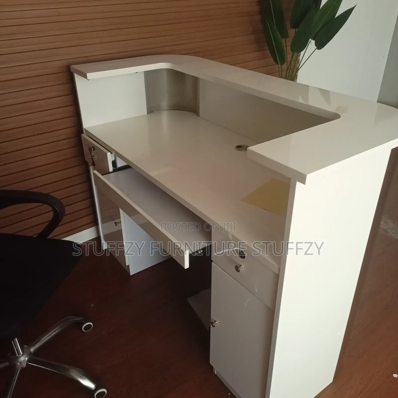 Stuffzy High Class Receptionist Table