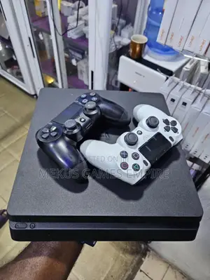 Ps4 Slim + Extra Controller