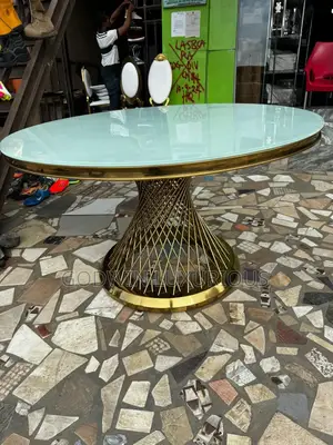 Round Vip Table By 6
