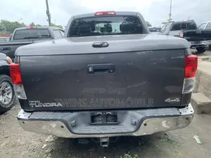 Toyota Tundra Limited 4dr Double Cab 4WD SB (5.7L 8cyl 6A) 2014 Gray