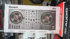 Numark NS4FX 4 Desk Serato Professional DJ Controller