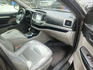 Toyota Highlander XLE 4x4 V6 (3.5L 6cyl 8A) 2017 Gray