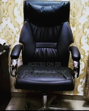 Executive Office Chair Swivel in Black Colour.
