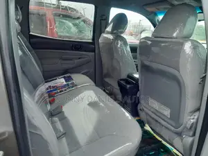 Toyota Tacoma Access Cab V6 Automatic 2011 Gold