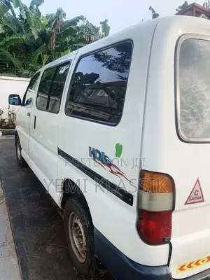 14 Seater Toyota Hiace Bus Fully Air Conditioned for Rent