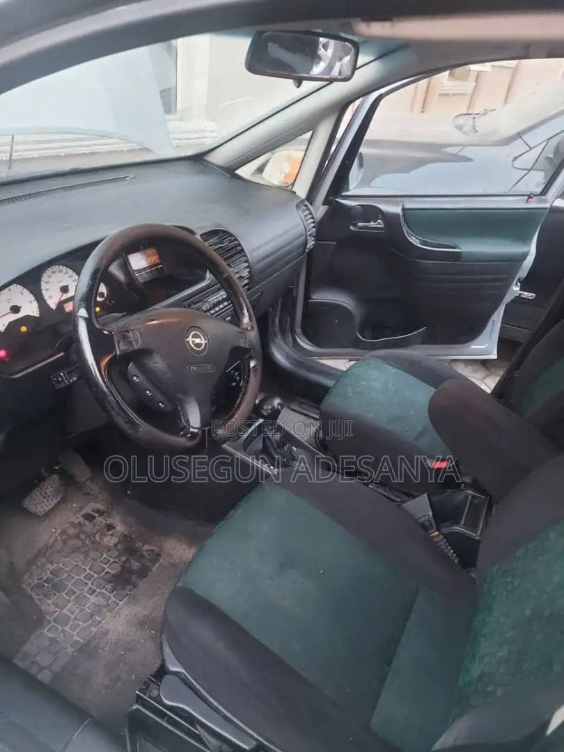 Opel Vivaro 2003 Red