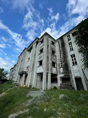 30rooms Hotel on Distress Sale