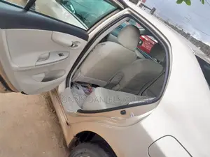 Toyota Corolla LE 4dr Sedan (1.8L 4cyl 4A) 2012 Gold