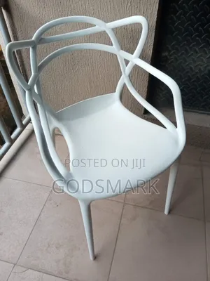 White Eleganza Plastic Chair for Restaurant