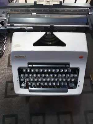 Olympia Standard Manual Typewriter 12"Inches