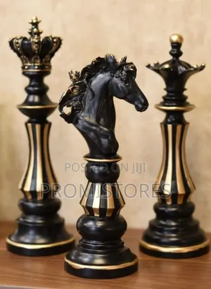 Resin Retro Chess Figurine for Interior King Sculpture