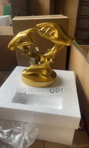 Figurine Statue Shelves Table Decorations