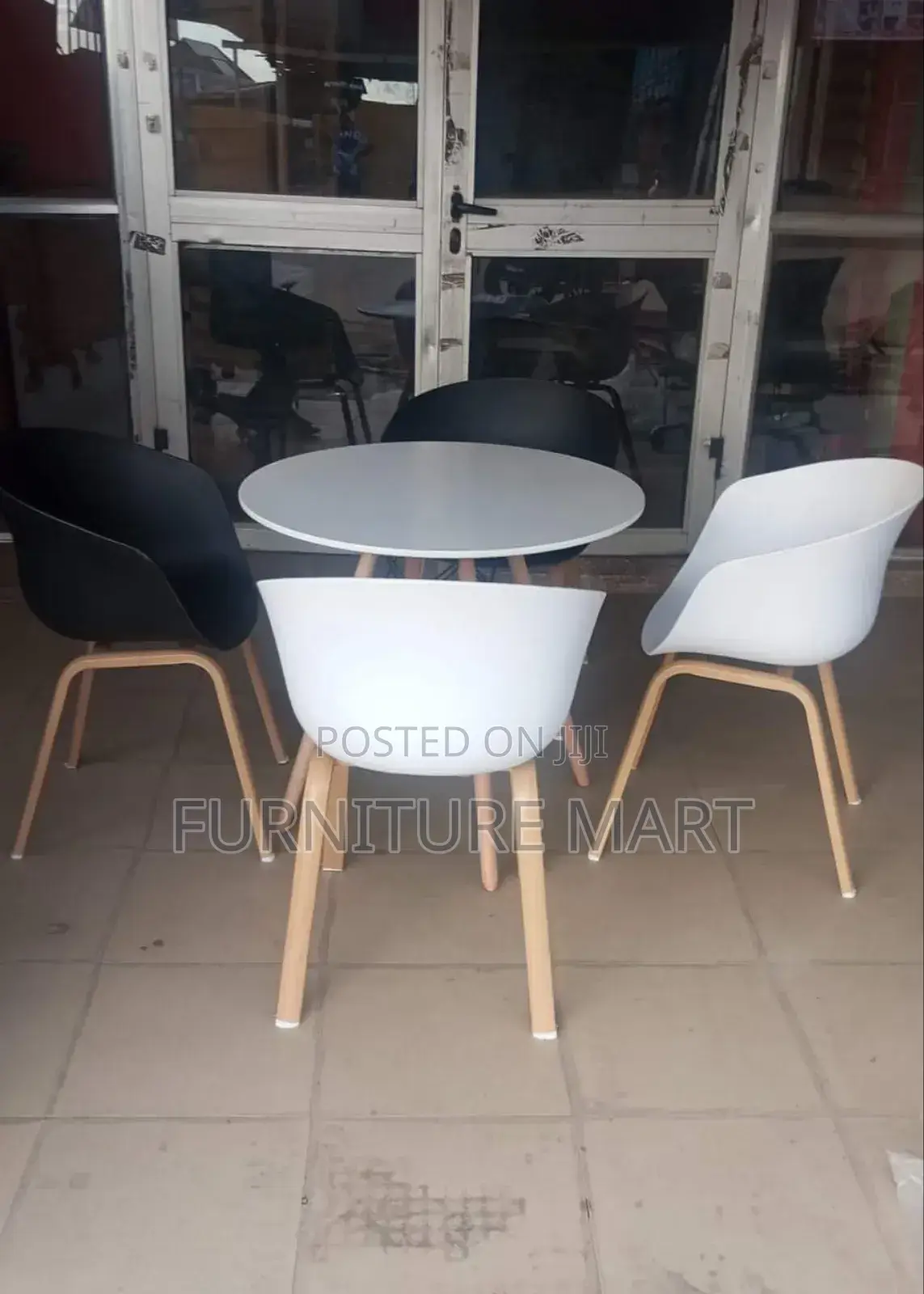 Leisure Table and Plastic Chairs