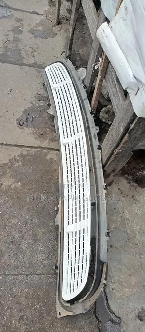 Mercedes Benz R350 Bonnet Grille.