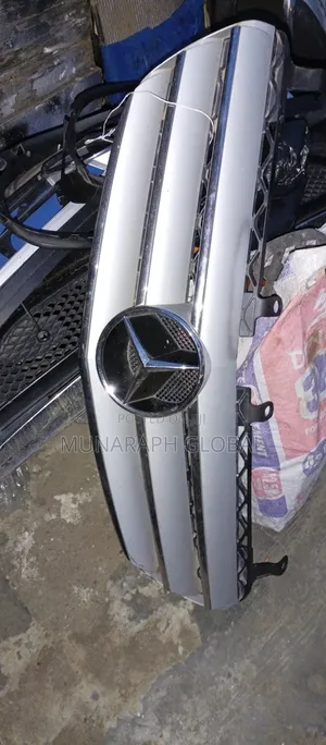 Mercedes Benz R350 Front Grille.