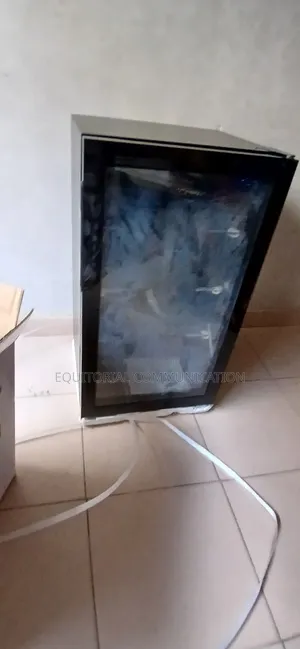 Hisense 91L Glass Door Beverage Cooler - Recessed Handle