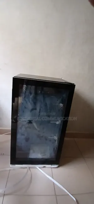 91L Hisense Beverage Cooler ^ With Adjustable Glass Shelves