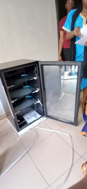 Hisense 91L Glass Door Beverage Cooler __ Ideal for Bars