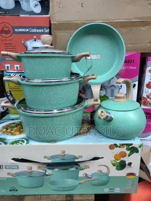 Quality Set of Non-Stick Castpots With Kettle