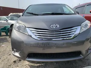 Toyota Sienna SE 8 Passenger 2012 Gray
