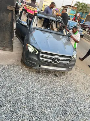 We Deliver and Install All Mercedes Windscreen Glass