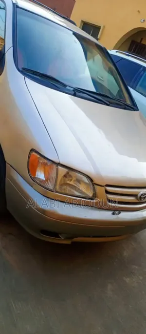 Toyota Sienna 2002 Gold