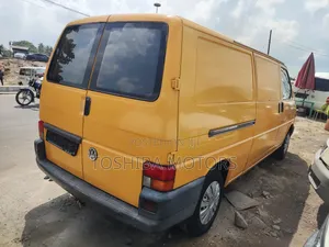 Volkswagen Transporter 2004 Yellow