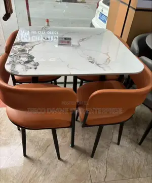 Dining With 4 Seating Space