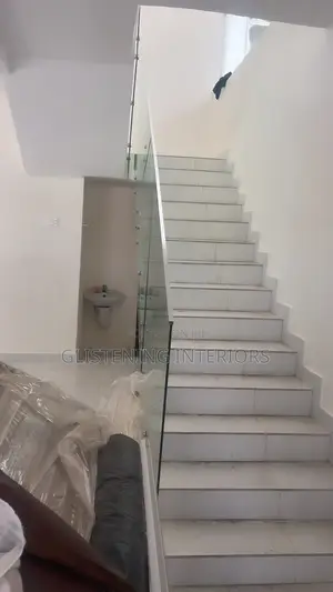 Staircase Design With a Plain 10mm Glass