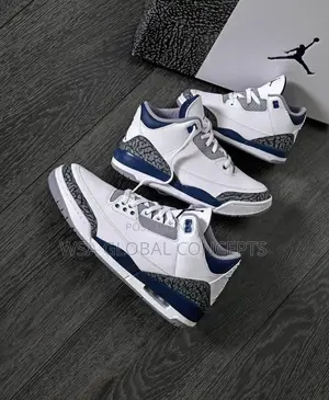 Air Jordan Retro Midnight Navy Sneakers