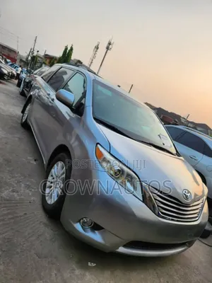 Toyota Sienna XLE Premium 7-Passenger 4dr Minivan AWD (3.5L 6cyl 6A)