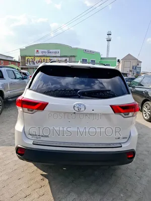 Toyota Highlander LE Plus 4x4 V6 (3.5L 6cyl 8A) 2018 Off white