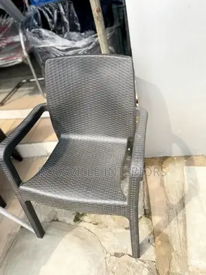 Chic Chairs / Long-Lasting Chairs