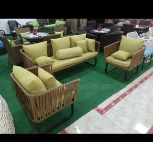 Luxury Quality Five Seater Outdoor/ Indoor With Table.