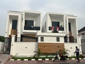 5bdrm Duplex in Chevron for sale