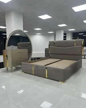 Classic Padded Bed With Mirror