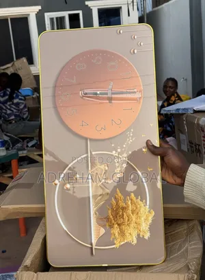 Classy Sophisticated Wall Clock And Decor