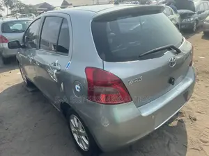 Toyota Yaris Base Sedan 4dr 2010 Silver