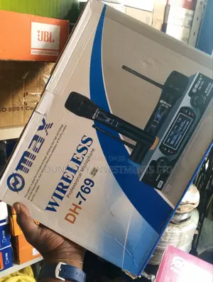 Omax DH769 Handheld UHF Wireless Microphone.