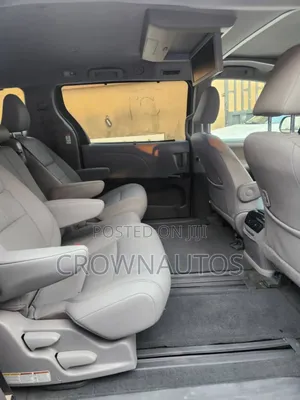 Toyota Sienna XLE Premium 8-Passenger 4dr Minivan (3.5L 6cyl 6A) 2015